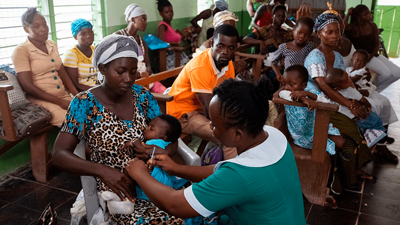La OMS recomienda por primera vez en la historia una vacuna contra la malaria